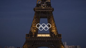 Το Ολυμπιακό σύμβολο μπροστά από τον Πύργο του Άιφελ στο Παρίσι, Γαλλία, 7 Ιουλίου 2024. 