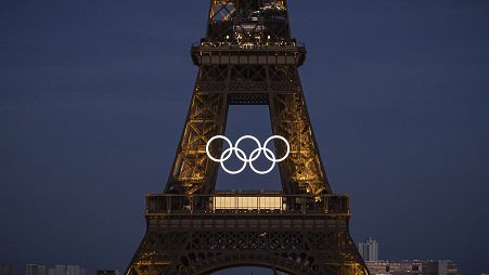 Fransa'nın başkenti Paris'teki Eiffel Kulesi'nin önünde olimpiyat sembolü görünüyor, 7 Temmuz, 2024. 
