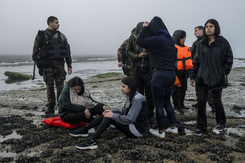 Irakból és Iránból menekülő kurdok, akiket feltartóztattak a La Manche-csatornán a határőrök