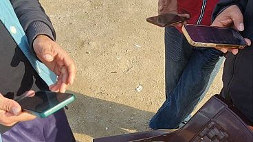 Οι κάτοικοι της Γάζας χρησιμοποιούν τα κινητά τους τηλέφωνα.