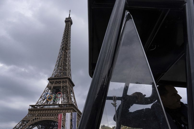 A polícia a passar junto da Torre Eiffel. 