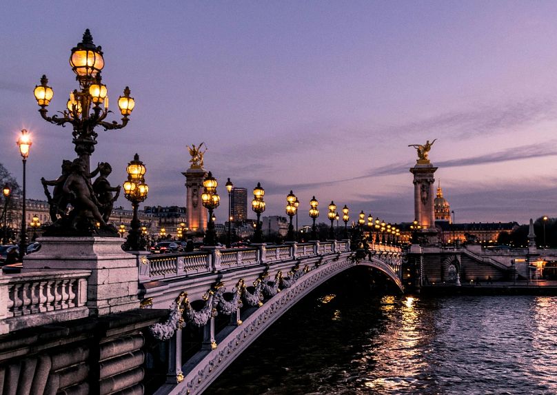 A ponte Alexandre III é um dos locais mais populares de Paris. 
