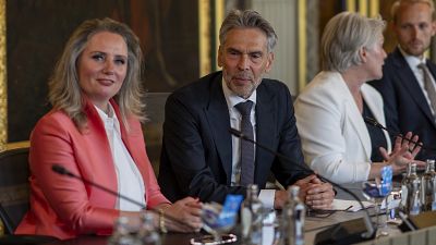 O Primeiro-Ministro Dick Schoof e a Ministra da Saúde Fleur Agema na primeira reunião do gabinete do novo governo em Haia, Países Baixos.