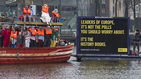 مظاهرة لناشطين في العفو الدولية قرب المتحف البحري في هولندا  احتجاجاعلى سياسة الدول الأوربية في مجال الهجرة واللجوء. التاريخ: يناير 2016   