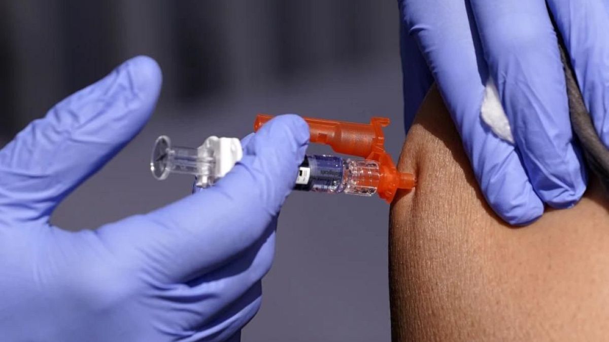 Bir hastaya grip aşısı yapılıyor, Lynwood, Kaliforniya, 28 Ekim 2022.