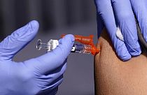 Bir hastaya grip aşısı yapılıyor, Lynwood, Kaliforniya, 28 Ekim 2022.
