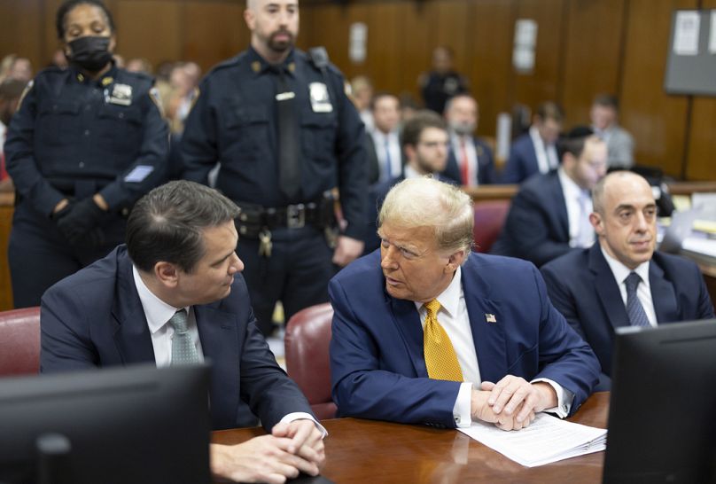 Trump en la corte con abogados en mayo