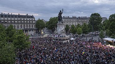 İnsanlar, 30 Haziran 2024 Pazar günü Paris'te, ilk tur yasama seçimlerinden güçlü bir şekilde önde çıkan aşırı sağcı Ulusal Ralli'yi protesto etmek için Republique meydanında toplandı.