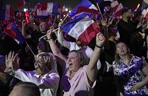 La reazione dei sostenitori di Rassemblement national alle proiezioni basate sul conteggio dei voti in alcune circoscrizioni, Henin-Beaumont, Francia, 30 giugno 2024