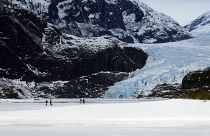 سياح يتجولون فوق بحيرة مندنهال المتجمدة في جونو بألاسكا الأمريكية بتاريخ: 18 فبراير/شباط 2024