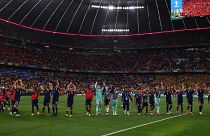 A holland csapat a Románia elleni 3-0-s győzelmet ünnepli a müncheni Allianz Arénában 2024. július 2-án.