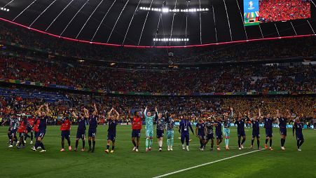 A holland csapat a Románia elleni 3-0-s győzelmet ünnepli a müncheni Allianz Arénában 2024. július 2-án.