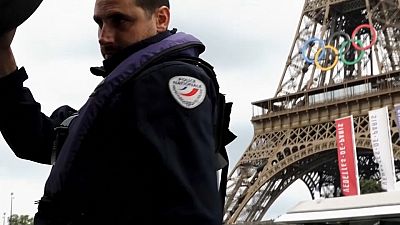 Sicherheitspersonal vor dem Eiffelturm.