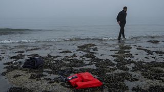 Un migrant kurde qui a échoué dans sa tentative de rejoindre le Royaume-Uni par bateau rentre à pied dans la ville d'Ambleteuse, dans le nord de la France, le dimanche 19 mai 2024. 