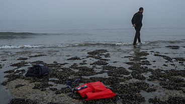 Birleşik Krallık'a tekneyle ulaşma girişiminde başarısız olan bir Kürt göçmen, 19 Mayıs 2024 Pazar günü Fransa'nın kuzeyindeki Ambleteuse kasabasına geri yürüyor 