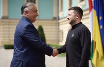 Ukrayna Devlet Başkanı Volodymyr Zelenskyy (sağda) Macaristan Başbakanı Viktor Orban'ı 2 Temmuz 2024 Salı günü Ukrayna'nın başkenti Kiev'de ağırlıyor.