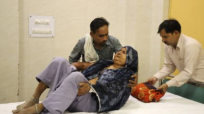 مسنة هندية قيد العلاج في المستشفى بعد إصابتها في حادث التدافع في إحدى قرى ولاية أوتار براديش شمال الهند. التاريخ: 3 يوليو 2024  