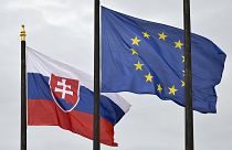 Szlovák és uniós zászló Pozsonyban