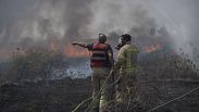 رجال الإطفاء يعملون على إطفاء حريق في أعقاب هجوم شنته جماعة حزب الله اللبنانية في مرتفعات الجولان التي تسيطر عليها إسرائيل