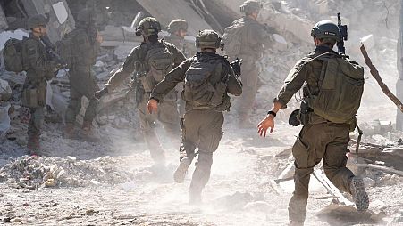 جنود إسرائيليون من الفرقة 98 في حي الشجاعية بمدينة غزة