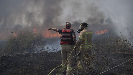 رجال الإطفاء يعملون على إطفاء حريق في أعقاب هجوم شنته جماعة حزب الله اللبنانية في مرتفعات الجولان التي تسيطر عليها إسرائيل
