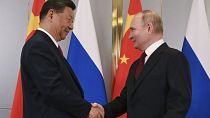 Putin y Xi Jinping se saludan durante su encuentro en Astaná (Kazajistán) este martes.