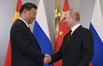 Putin y Xi Jinping se saludan durante su encuentro en Astaná (Kazajistán) este martes.
