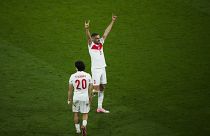 لاعب المنتخب التركي دميرال وهو يشسير بكلتي يديه بإشارة اعتبرت قومية بعد هدف سجله في مرمى النمسا في يورو 2024