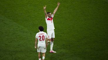 لاعب المنتخب التركي دميرال وهو يشسير بكلتي يديه بإشارة اعتبرت قومية بعد هدف سجله في مرمى النمسا في يورو 2024
