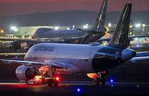 Aerei Lufthansa parcheggiati all'aeroporto di Francoforte, Germania, mercoledì 18 marzo 2020.