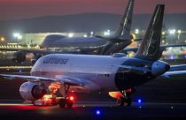 Aviones de Lufthansa estacionados en el aeropuerto de Fráncfort del Meno, Alemania.