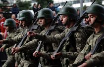 Türk askerleri, bir Cumhuriyet Bayramı kutlaması sırasında görüntüleniyorlar (Arşiv)