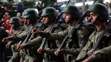 Türk askerleri, bir Cumhuriyet Bayramı kutlaması sırasında görüntüleniyorlar (Arşiv)