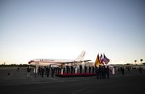 Il governatore di Porto Rico Pedro Pierluisi accoglie il re Felipe VI di Spagna nella base aerea di Muñiz a Carolina, Porto Rico, 24 gennaio 2022