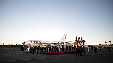 Pedro Pierluisi, segundo à esquerda, recebe o Rei Felipe VI de Espanha, à esquerda, na Base Aérea de Muñiz em Carolina, Porto Rico, 24 de janeiro de 2022.