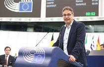 Der Europaabgeordnete Peter Liese diskutiert im Februar mit EU-Klimakommissar Wopke Hoekstra (im Hintergrund) über das geplante Emissionsreduktionsziel 2040
