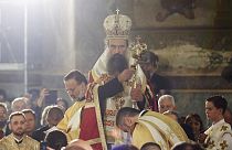 Yeni seçilen Bulgar Patriği Daniil, tahta çıkış töreni sırasında halkı kutsuyor (AP Photo/Valentina Petrova)
