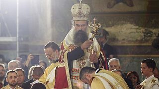 Yeni seçilen Bulgar Patriği Daniil, tahta çıkış töreni sırasında halkı kutsuyor (AP Photo/Valentina Petrova)