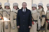 Vlagyimir Putyin szovjet katonai egyenruhába öltözött nőkkel pózol a sztálingrádi csata 75. évfordulóján
