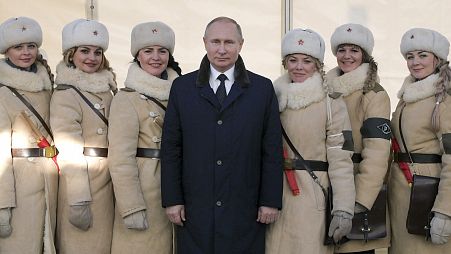 Vlagyimir Putyin szovjet katonai egyenruhába öltözött nőkkel pózol a sztálingrádi csata 75. évfordulóján