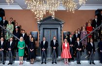 عکس دسته جمعی نخست وزیر (نفر وسط در چپ) و وزرای دولت جدید هلند با پادشاه هلند (نفر وسط در راست) در کاخ سلطنتی در لاهه هلند به تاریخ دوم ژوئیه ۲۰۲۴
