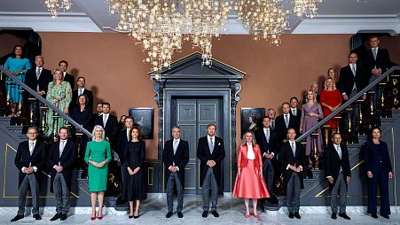 عکس دسته جمعی نخست وزیر (نفر وسط در چپ) و وزرای دولت جدید هلند با پادشاه هلند (نفر وسط در راست) در کاخ سلطنتی در لاهه هلند به تاریخ دوم ژوئیه ۲۰۲۴