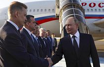 По прибытии в Казахстан Владимира Путина встречал премьер республики Олжас Бектенов