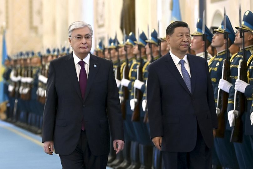 Kazakistan Cumhurbaşkanı Kasım Cömert Tokayev (solda) ve Çin Devlet Başkanı Şi Cinping bugün Kazakistan'ın başkentinde düzenlenen resmi karşılama törenine katıldı.