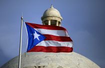 علم بورتوريكو الوطني يرفرف أمام مبنى الكابيتول في سان خوان، بورتوريكو، 29 يوليو 2015