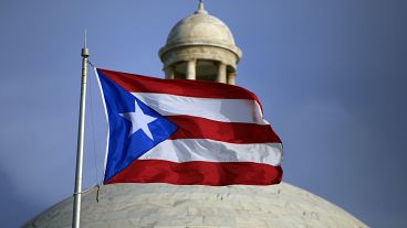 علم بورتوريكو الوطني يرفرف أمام مبنى الكابيتول في سان خوان، بورتوريكو، 29 يوليو 2015
