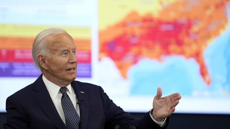 El presidente Joe Biden habla durante una visita al Centro de Operaciones de Emergencia de D.C. el martes