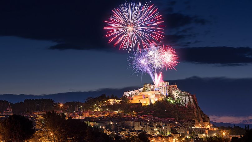 Fransa'nın Sisteron şehrindeki Bastille Günü kutlamaları.