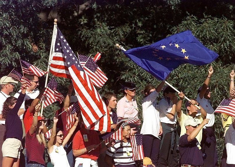 Avrupalılar ve Amerikalılar hep birlikte kutlama yapıyor.