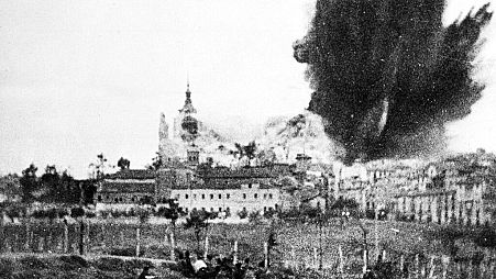  Fuerzas leales atacan el Alcázar de Toledo 